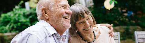 Ouder koppel dat aan het lachen is