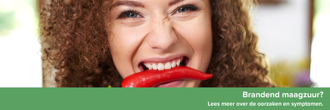 Afbeelding vrouw die rode peper eet